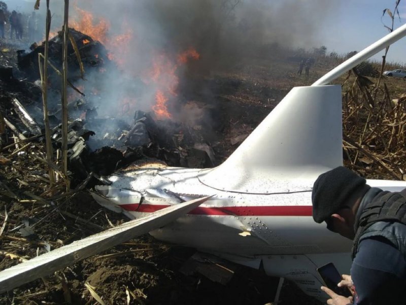 “Faltaban 2 cuerpos en el helicopterazo”, aseguran bomberos; denuncian amenazas en su contra.