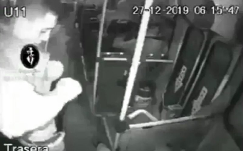 VIDEO: Ladrón que asaltaba transporte público se dispara a sí mismo. 