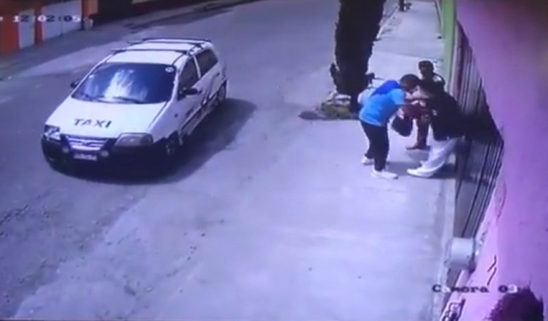 Ladrones asaltan a ENFERMERA aprovechando que andaba sola por la calle (VIDEO) 