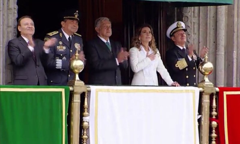 Beatriz Rodríguez Muller rompe en llanto luego de entonar el himno en el desfile militar