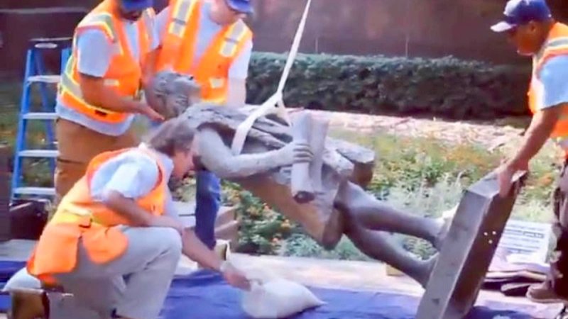 Retiran estatua de Cristóbal Colón en Los Ángeles por genocida.