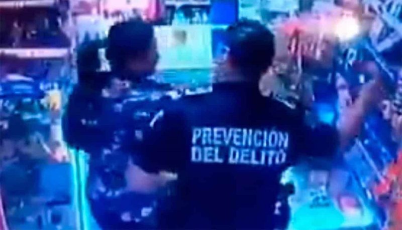 VIDEO: Captan a policía del EDOMEX robándose artículos de una tiendita