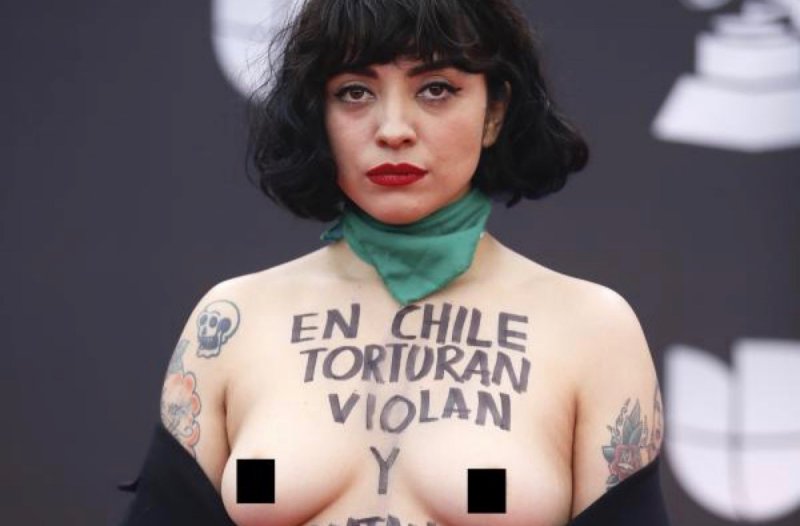 El topples que Mon Laferte hizo en los Grammy para denunciar lo que pasa en Chile