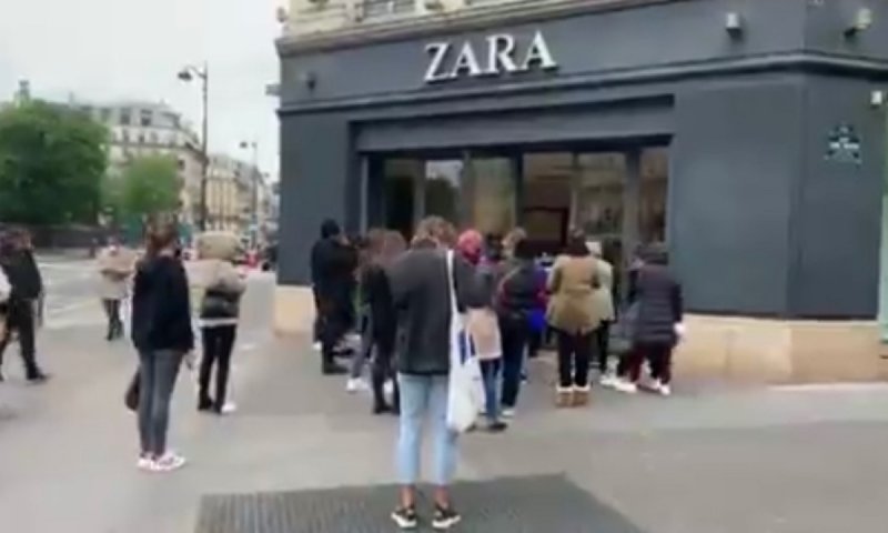 Hacen largas colas para entrar a ZARA tras cese de confinamiento en Paris