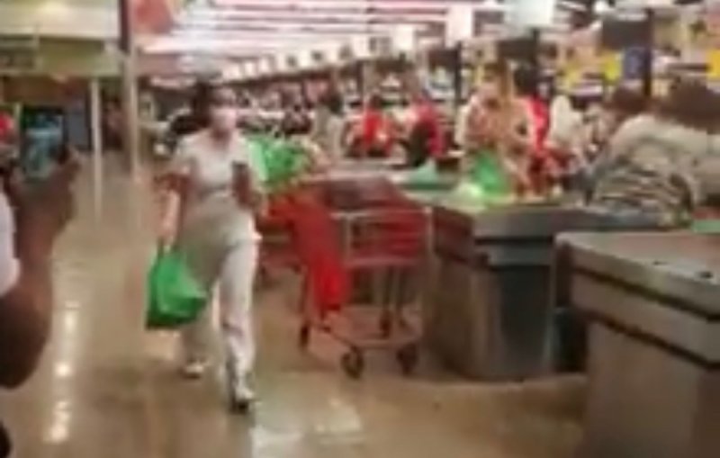Clientes y empleados de supermercado aplauden a Luna, enfermera Covid19 de Chihuahua