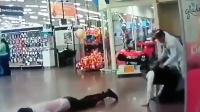 VIDEO: Sujetos asaltan Walmart amagando a empleados y clientes. 