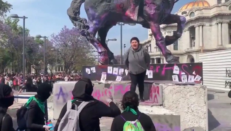 VIDEO: Joven enfrenta a encapuchadas e impide que destruyan estatua de Madero en Bellas Artes