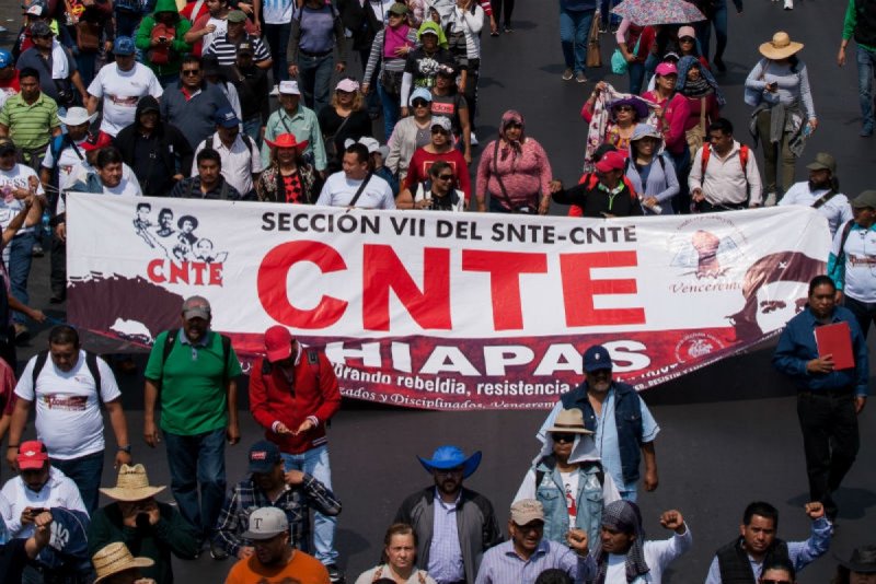 La CNTE llama a Morena y a AMLO “la nueva mafia del poder político”.