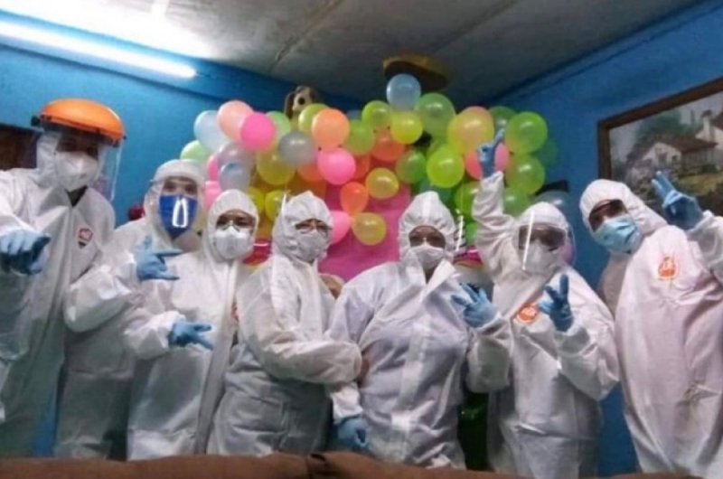 Enfermeros y doctores DESPERDICIAN trajes de protección contra Covid-19 para HACER FIESTA