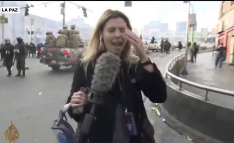 VIDEO: Policías de Bolivia arremeten contra reportera de Al-Jazeera. 