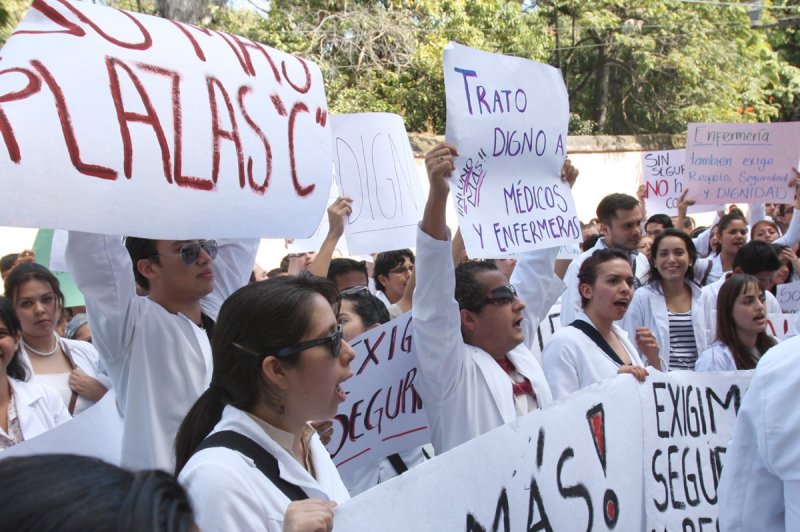 Médicos pasantes alistan paro nacional como protesta por recortes a sector salud.