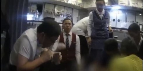 Médico succiona con su boca 1 litro de orina a pasajero de avión para salvarle la vida. 