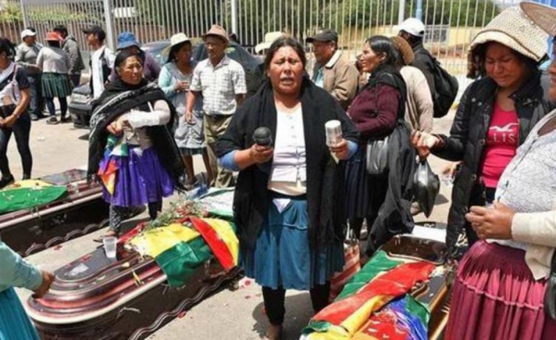 “Despierta papito”, desconsolada madre llora la muerte de su hijo a manos del ejército boliviano. 