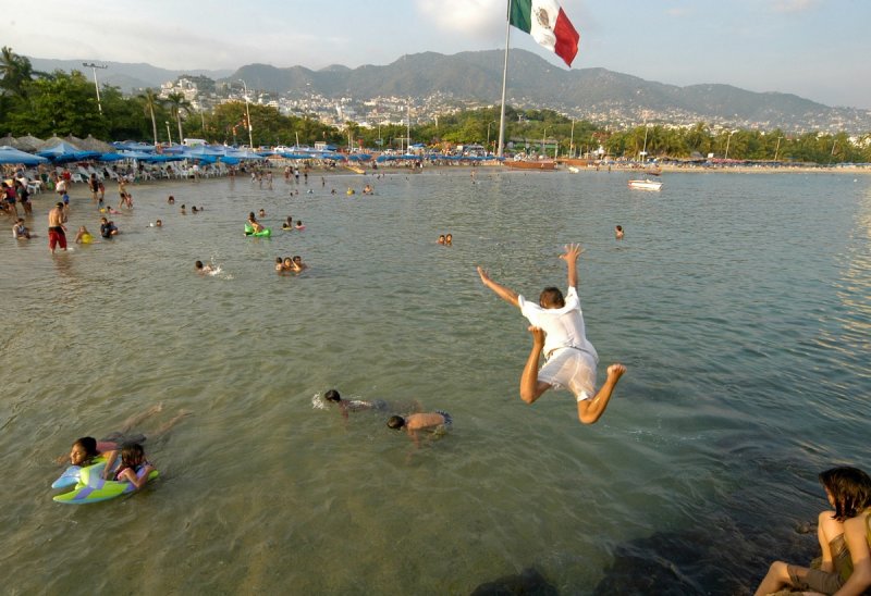 Reportan cinco populares playas de Acapulco infestadas de materia fecal. 