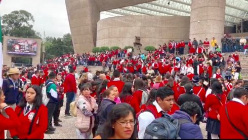 Estudiantes del EDOMEX marchan por Paseo de la Reforma para agradecer a AMLO por su beca