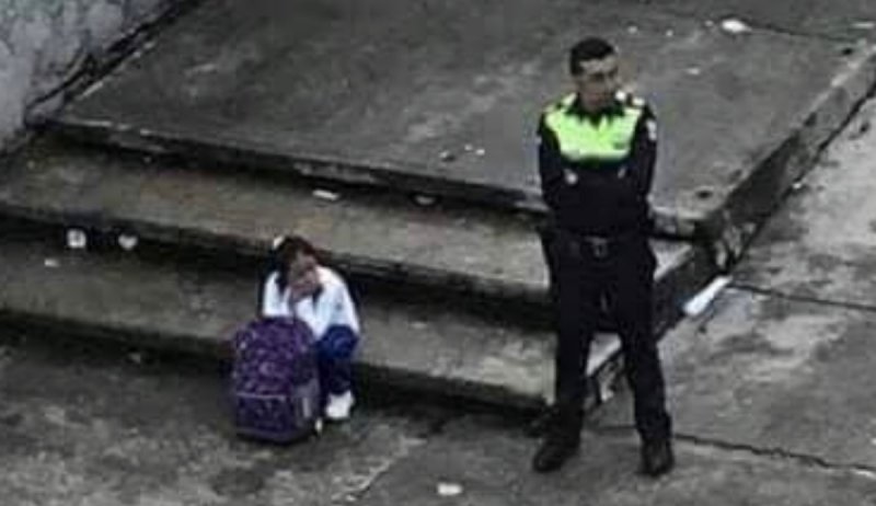Aplauden a policía que cuidó a una niña que esperaba afuera de la escuela a que llegara su mamá