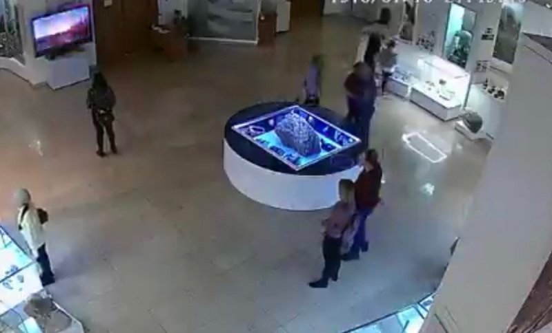 VIDEO: Meteorito levita frente a los visitantes del museo en el que se encuentra.y