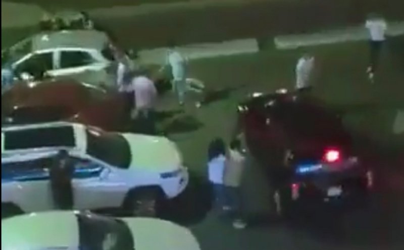 En pelea campal de jóvenes en Monterrey usan camioneta para arrollar a adversarios. y