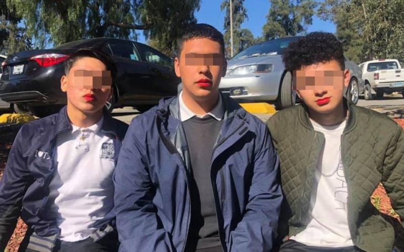 Alumnos asisten a clases maquillados luego de qué escuela discriminó a compañeroy