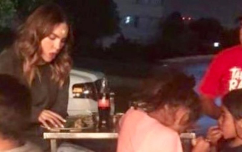 Captan a Belinda comiendo tacos y tomando Coca Cola en “changarrito” de la CDMX (VIDEO)