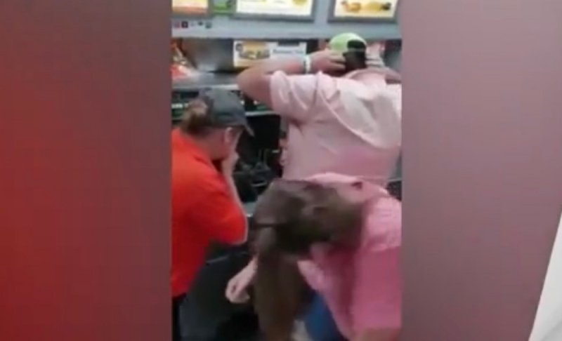 VIDEO: ratón cae a freidora de papas en restaurante