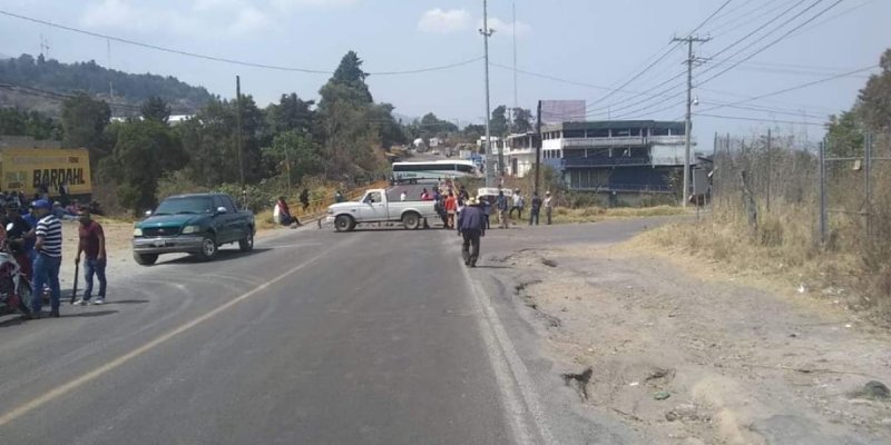 Pobladores acusan que policía les roció coronavirus y cierran carreteras
