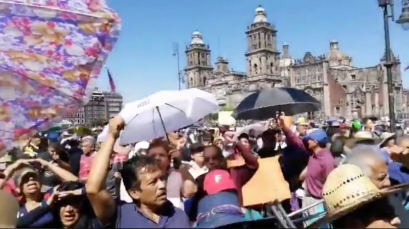 Ciudadanos marchan en el Zócalo contra el INE y su presidente Lorenzo Córdova 