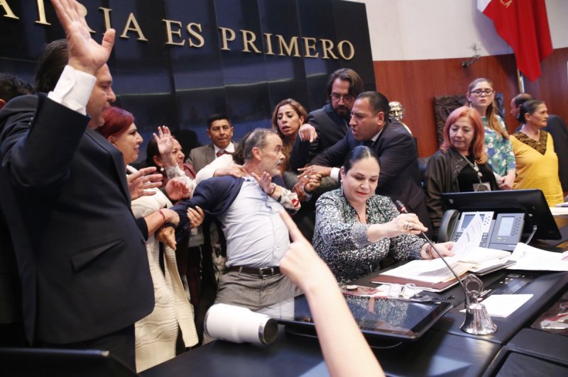 Senador panista Gustavo Madero agrede físicamente a la presidenta del Senado
