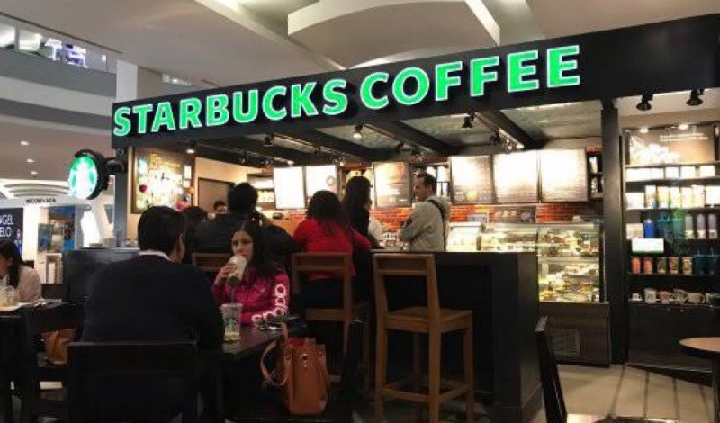 En EU y Canadá Starbucks sí pagará su sueldo a empleados, en México NO