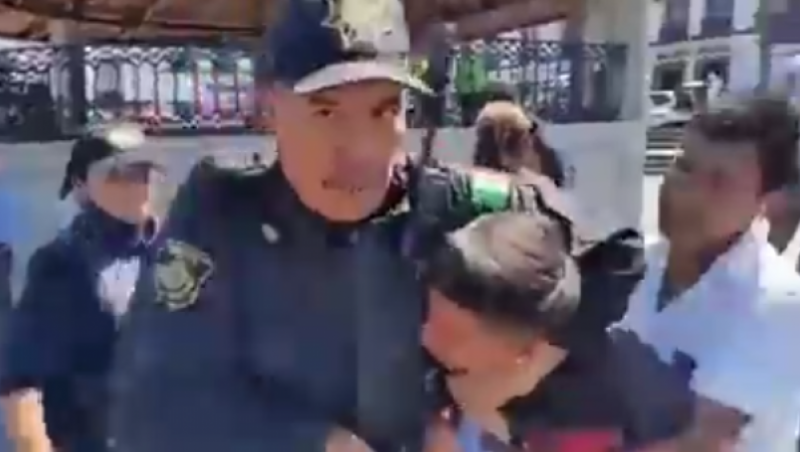 Internautas captan cómo policías someten a la fuerza a sujeto que los insultó (VIDEO)