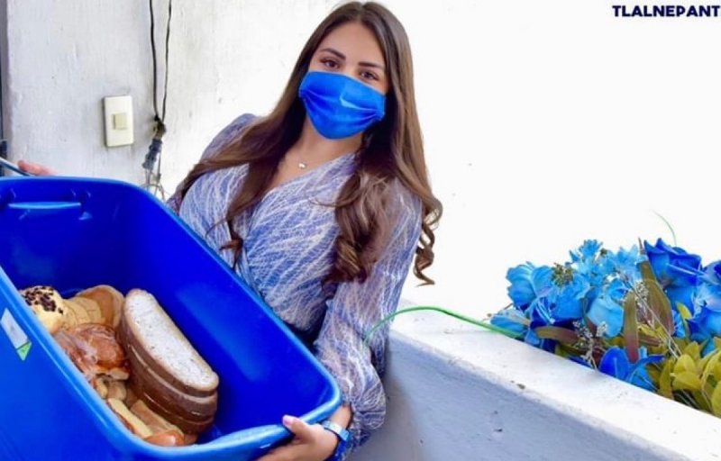Regidora del PAN sale a promocionarse regalando panes azules en plena pandemia 