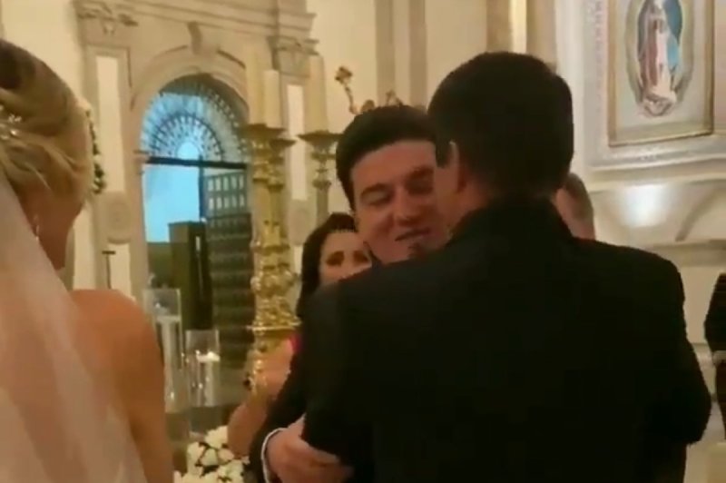 Samuel García y Mariana Rdz se pasan por el arco del triunfo emergencia y se casan.y