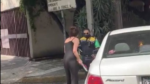 VIDEO: Mujer AGREDE con su “CHANCLA” a un POLICÍA