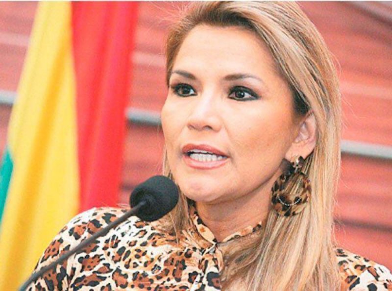 Sin quórum, Jeanine Áñez se autoproclama presidenta de Bolivia.