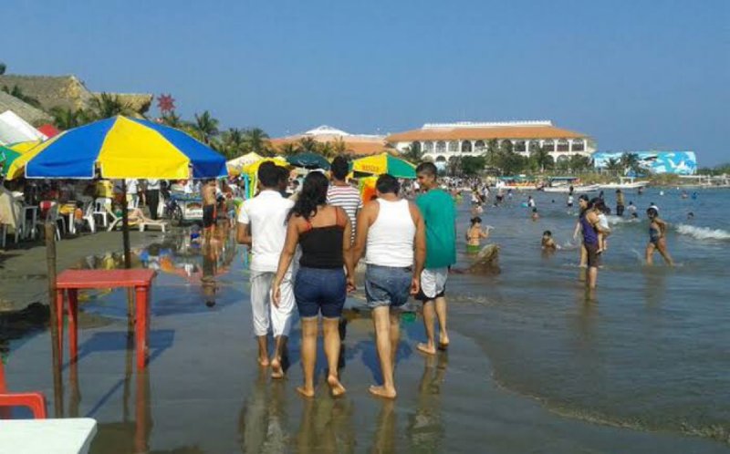 Usan fuerza pública para retirar a turistas en las playas de Veracruz