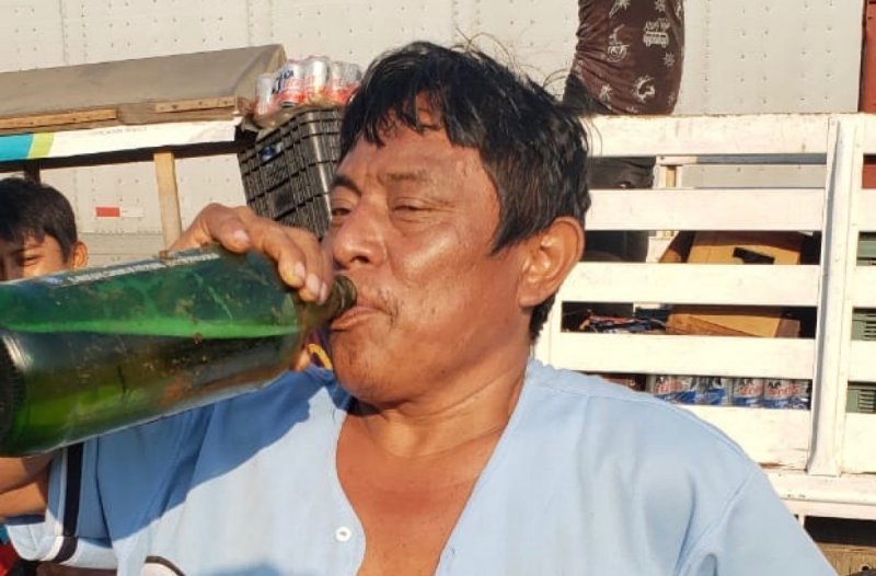 Vuelca camión de cerveza en Campeche y pobladores disfrutan la rapiña.