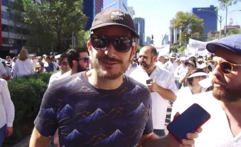 VIDEO: Corren violentamente a Hernán Gómez Bruera de la #MarchaFifíy