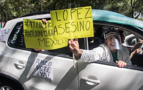 Automovilistas hacen caravana Anti-AMLO usando cartulinas agresivas contra el presidente