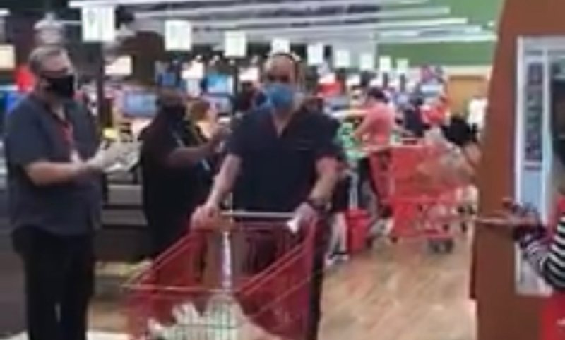 Aplauden y agradecen a médico en un supermercado de Torreón. 