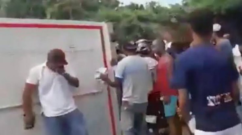 Chofer de camión accidentado llora al ver a pobladores hacer rapiña de su mercancía (VIDEO)
