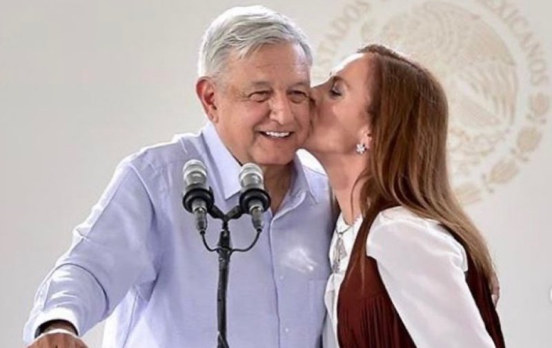 Multitud le pide a AMLO darle un beso a su esposa Beatriz Gutiérrez