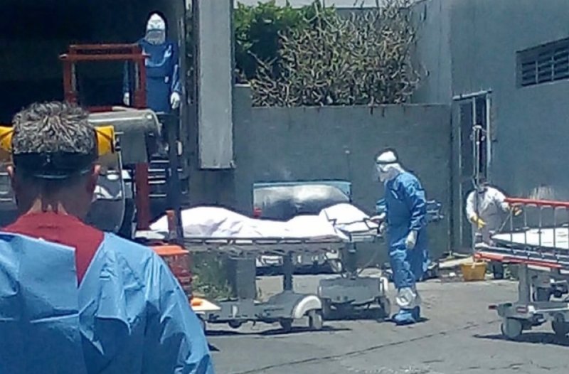 MORGUE de Hospital de Iztapalapa se SATURA, rentan TRAILER para colocar CUERPOS covid-19