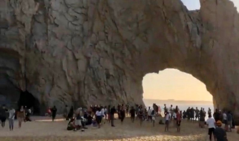 Turistas abarrotan el arco de Cabo San Lucas y no guardan distancia entre ellos