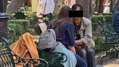 Exhiben a sujeto que droga a perritos de la calle en Coyoacán para pedir limosnay