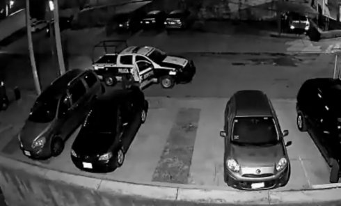 VIDEO: Captan a policías del EDOMEX robando autopartes por la noche. y