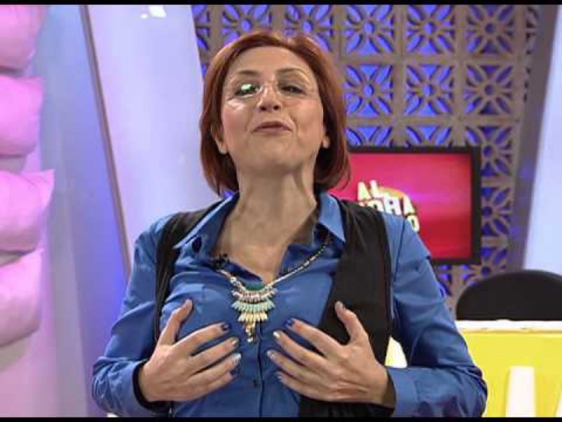 La periodista Fernanda Tapia se despoja de la ropa en pleno programa. 