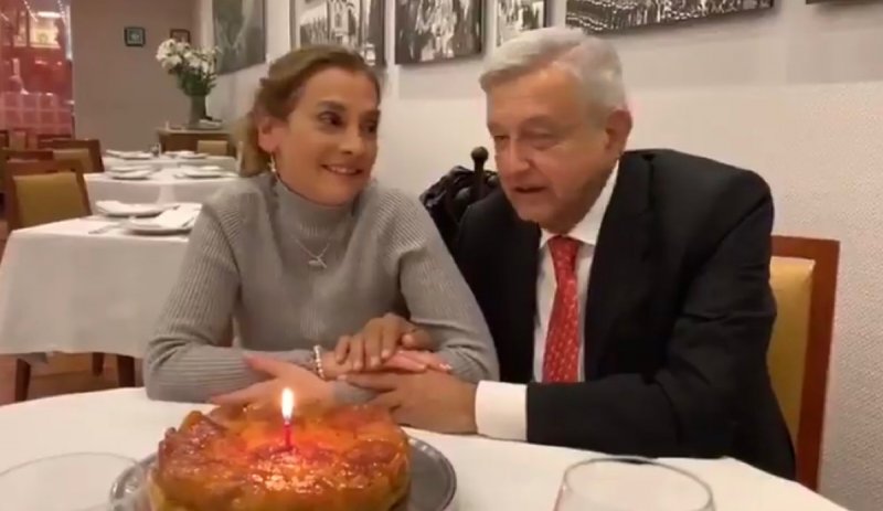 VIDEO: AMLO festeja a Beatriz Gutiérrez por su cumpleaños y ella se “chivea”y