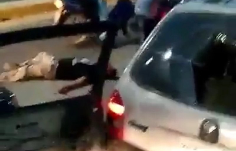 Tras percance vial, golpean a conductor y le pasan por encima con su auto para huir. 