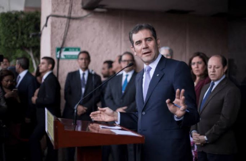 Más de 100 empleados del INE ganan más de los 108 mil mensuales de AMLO, algunos 300 mil.