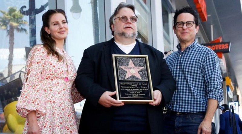 “¡Soy mexicano y soy migrante!”, dice Guillermo del Toro al develar su placa en Hollywood